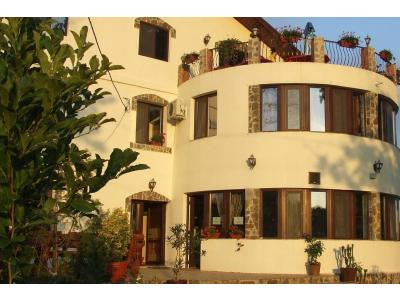 Degustare la Crama 1000 de Chipuri, la Casa Colinelor- locul unde nu esti refuzat niciodata!